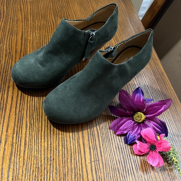 Crown Vintage Green Suede US 7 heeled booties. Gently used. - Picture 1 of 12